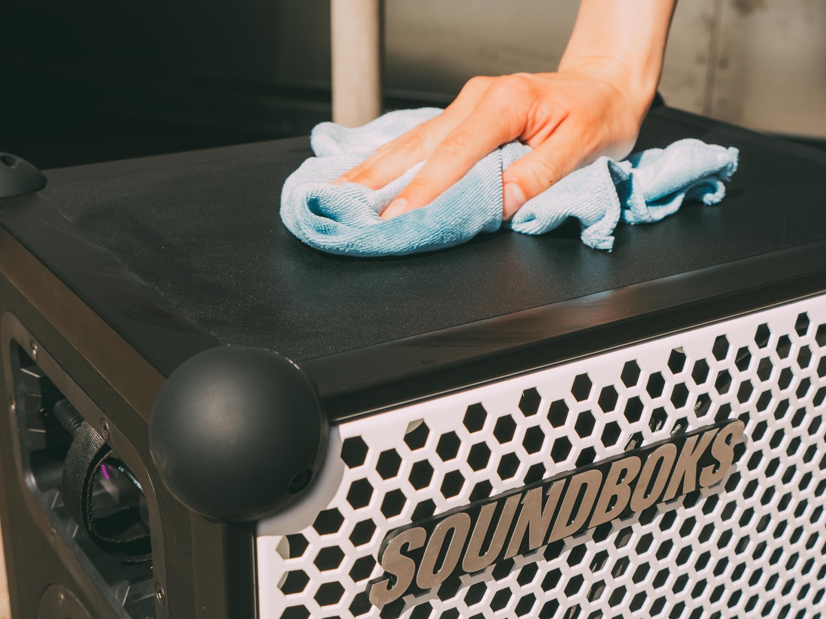 cleaning the SOUNDBOKS