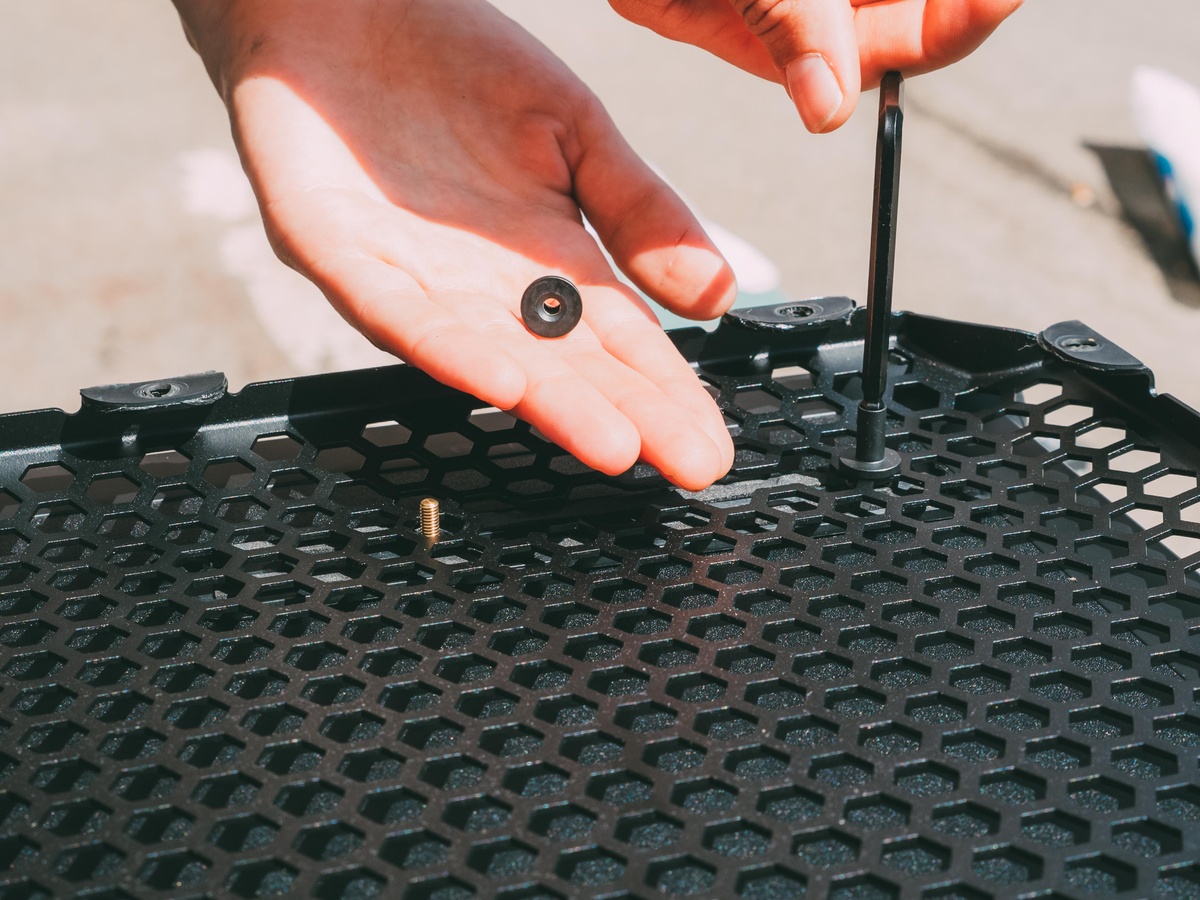 Removing the screws from the grill of the New SOUNDBOKS