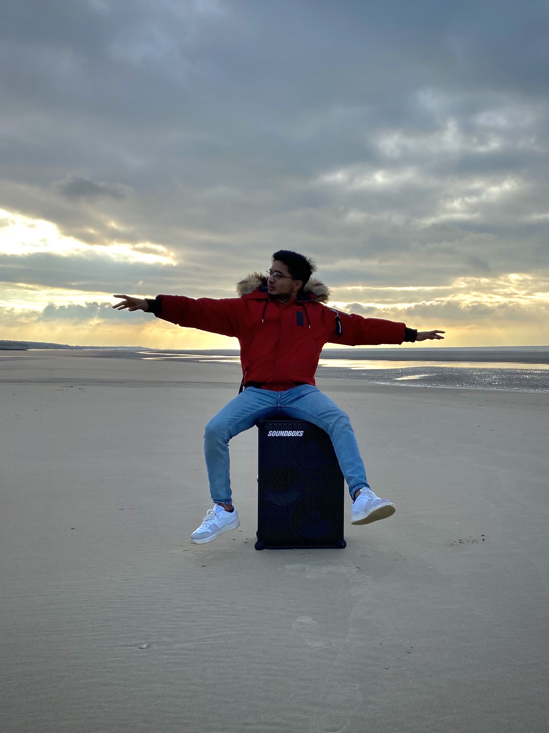 Nishan Sirven and his SOUNDBOKS on the beach