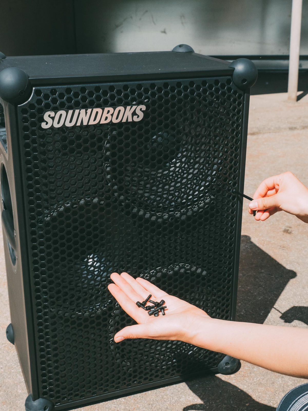 Taking the screws off of the grill of the New SOUNDBOKS
