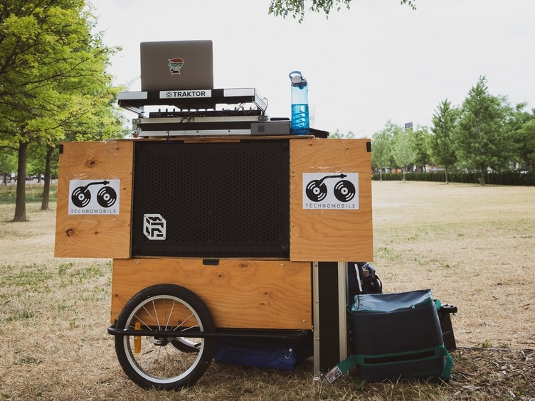 SOUNDBOKS in a portable DJ Setup