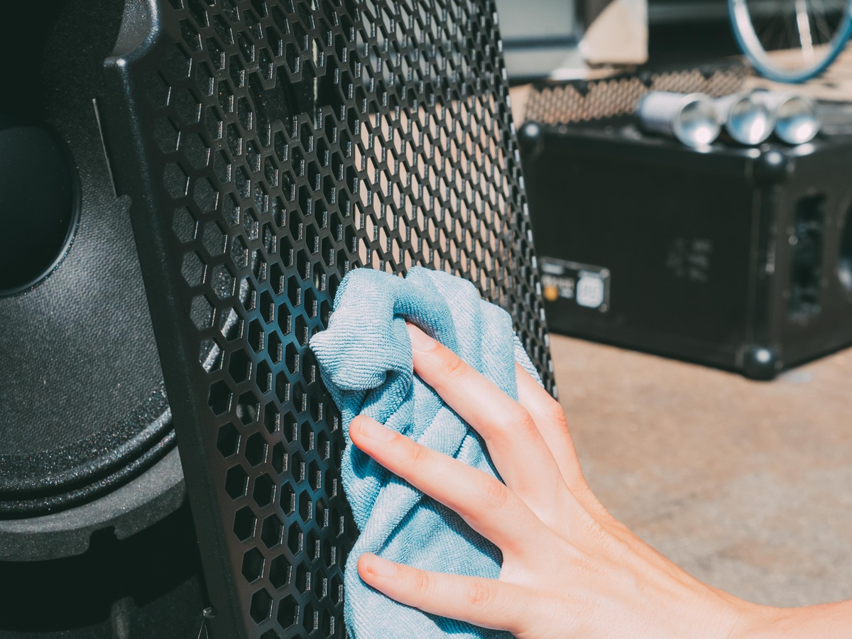 Cleaning the grill of the New SOUNDBOKS