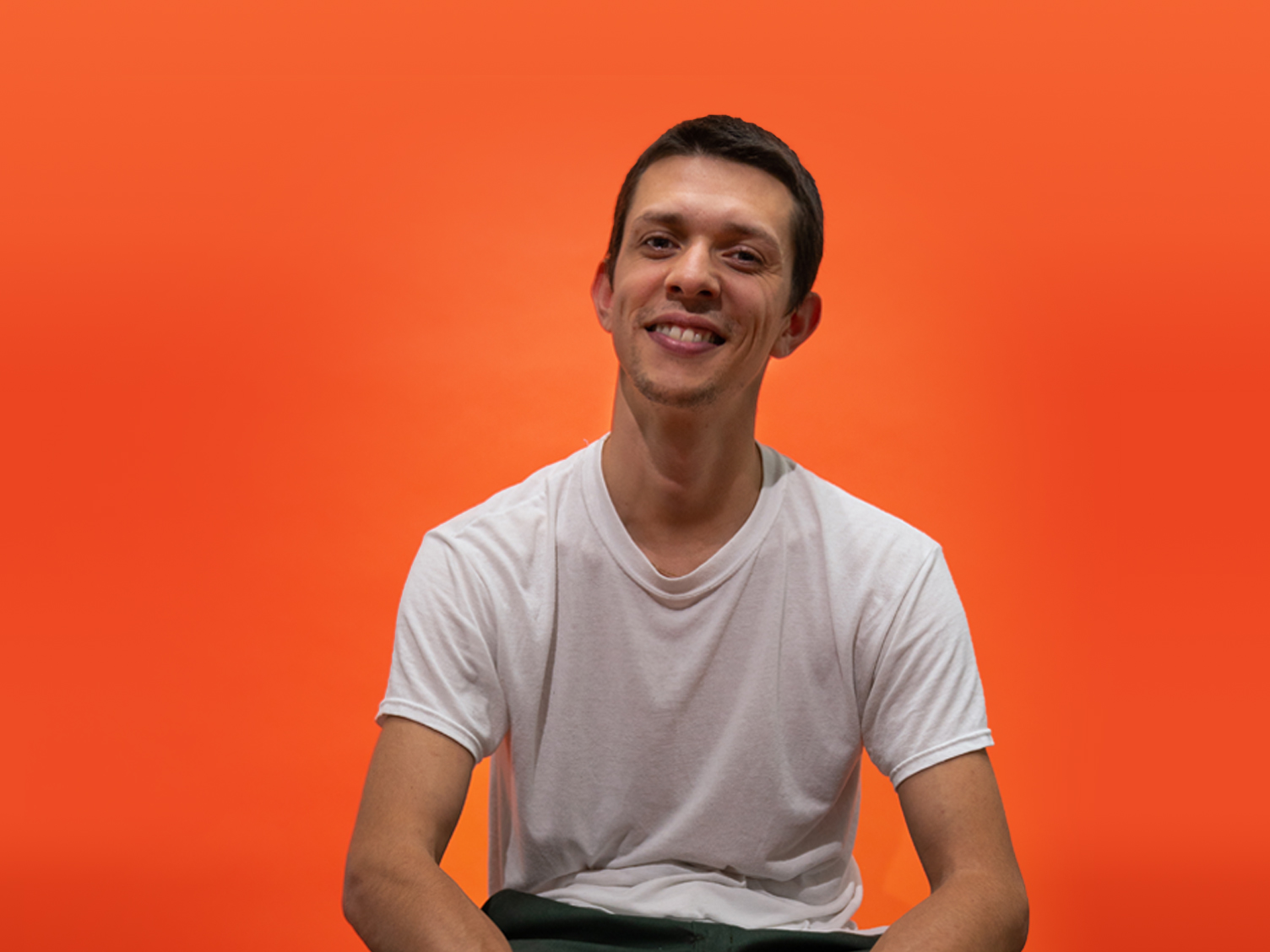 Philippe, Paid Media Specialist at SOUNDBOKS in front of a Orange Background.