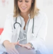 médica pediatra fazendo o acompanhamento da gestação