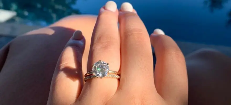 3 carat diamond ring on size 8 finger