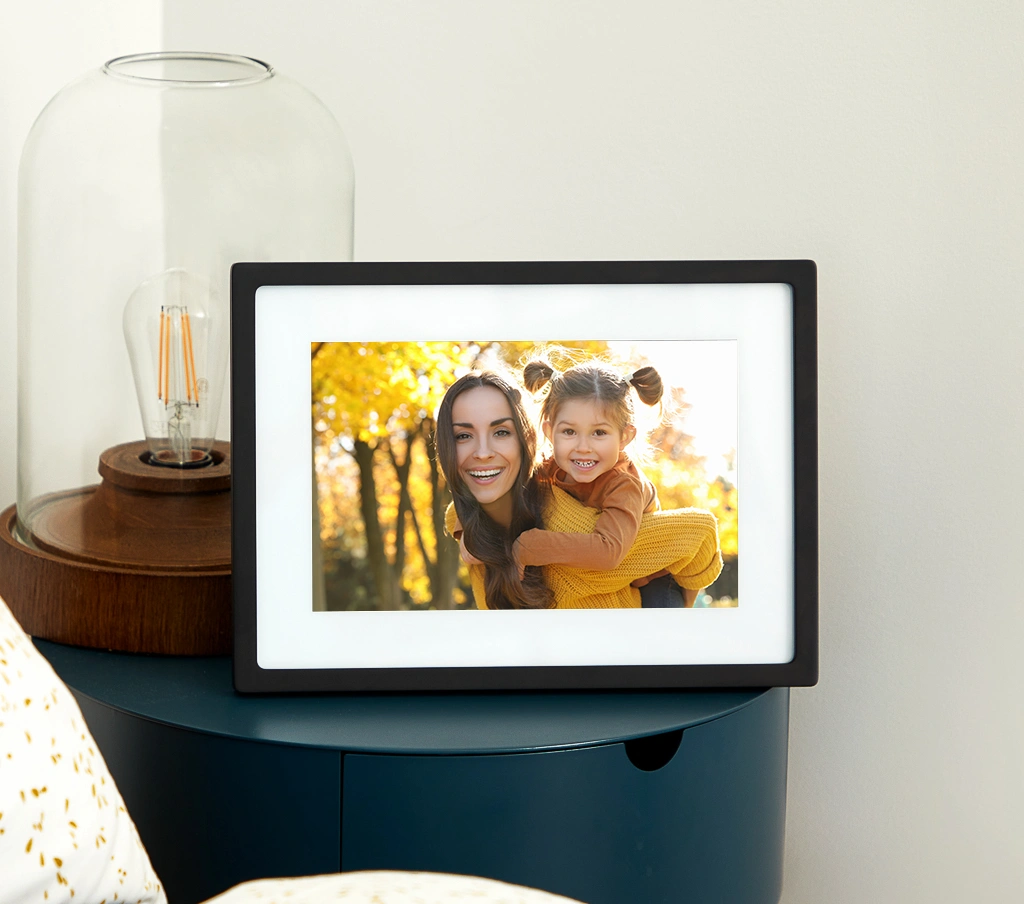 Mom and daughter photo shown on Skylight Frame 