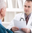 homem em consulta de rotina com reumatologista