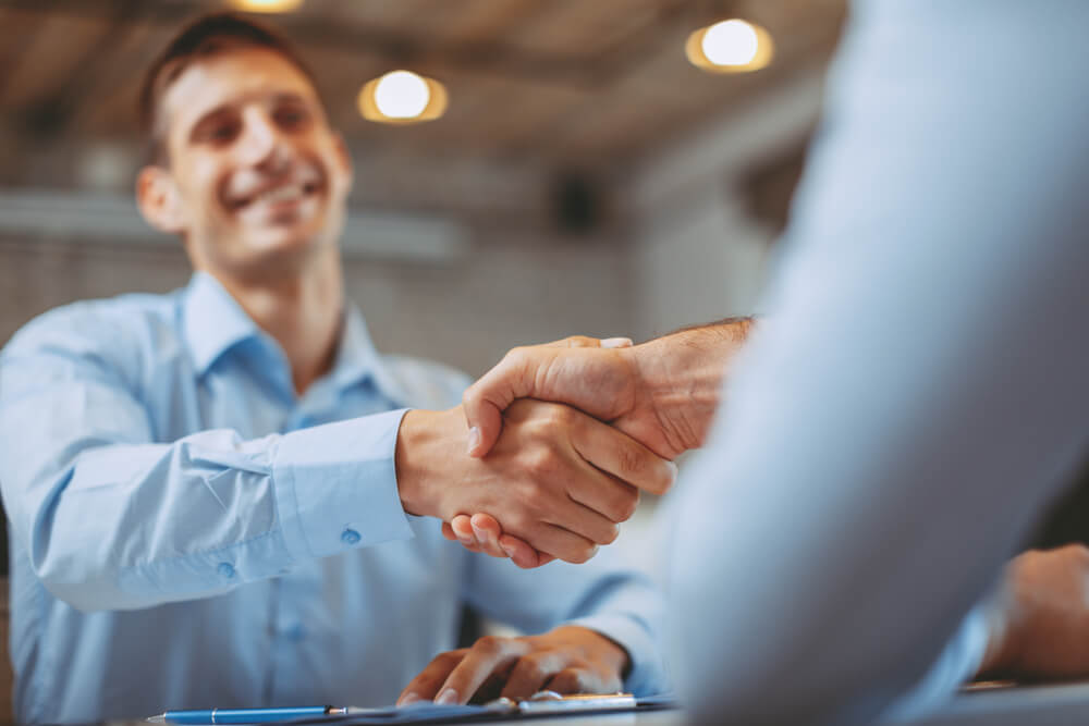 handshake with a payday loan agent