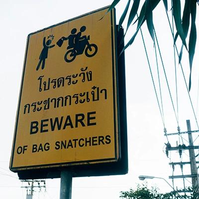 Beware of bag snatchers sign.