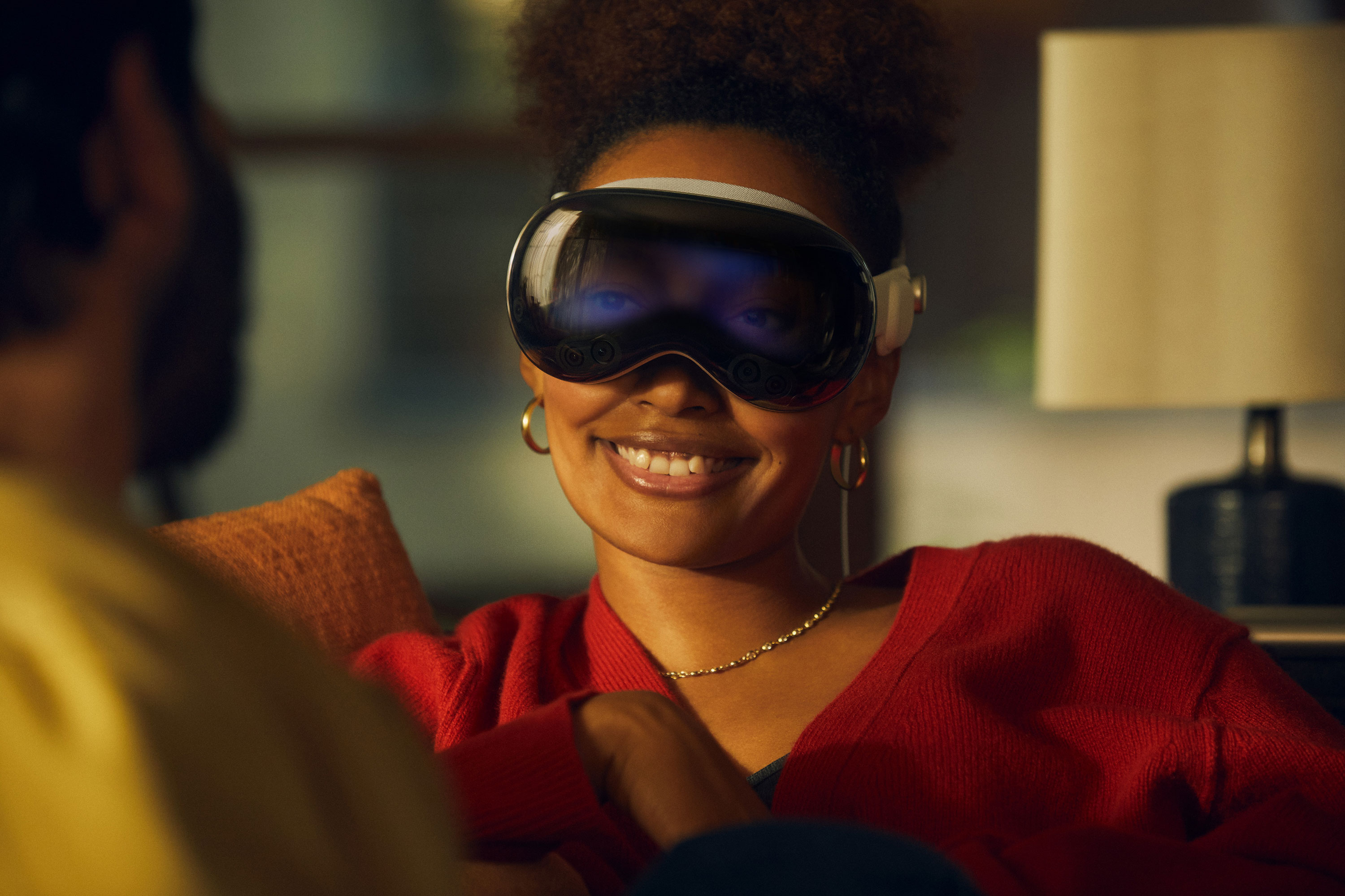 Demonstrating Vision Pro’s hybrid screen, users can naturally maintain eye contact during conversation and other interactions. Image via Apple.