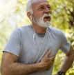 homem correndo fazendo exercício físico, sentindo pontada no coração