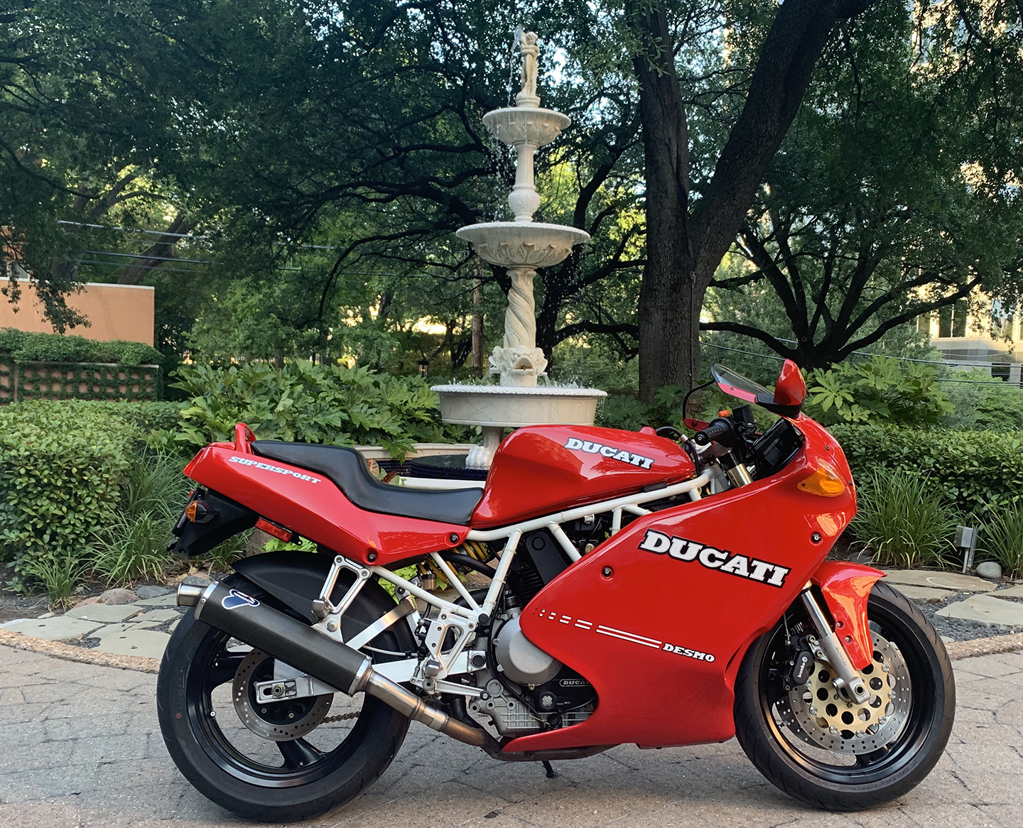 Rob Scott 's 1992 Ducati 900 SS Super...