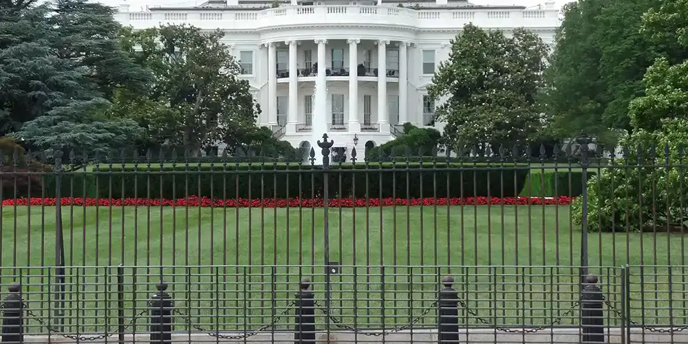 picture of the white house and fences