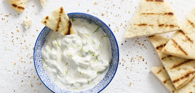pita chips con dip de yogurt.webp
