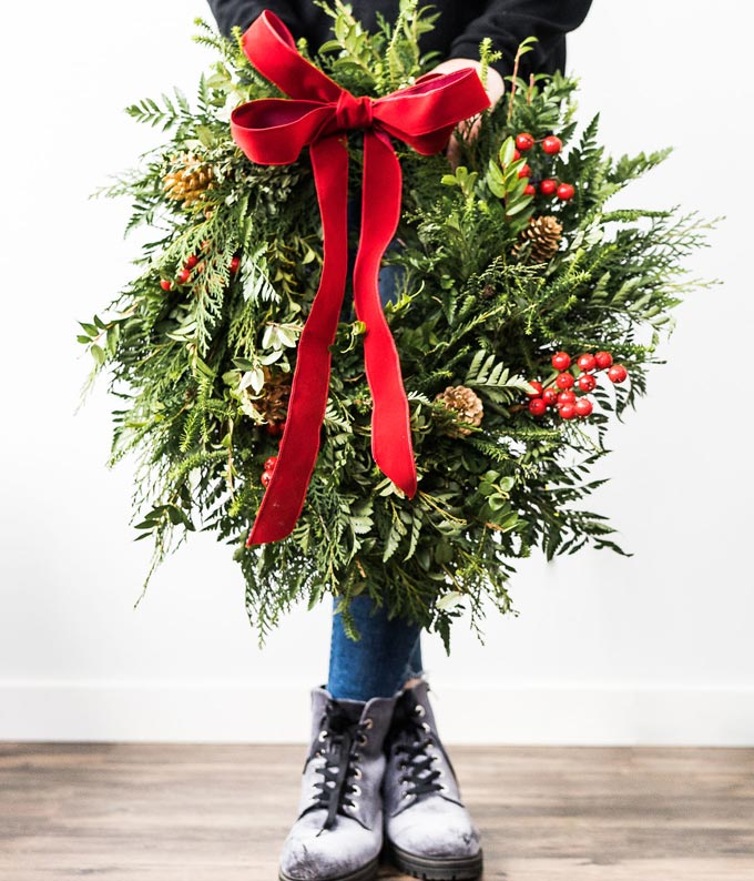 How to hang a wreath on the door