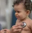 Bebê sendo consultado por médica