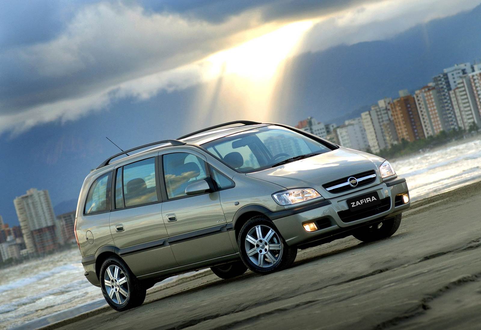 Zafira: perua de 7 lugares com assinatura Porsche