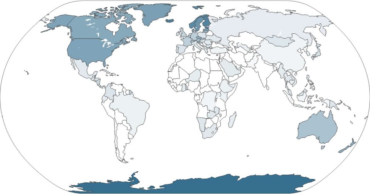 A world map indicating disc golf courses per capita in countries with different intensities of blue