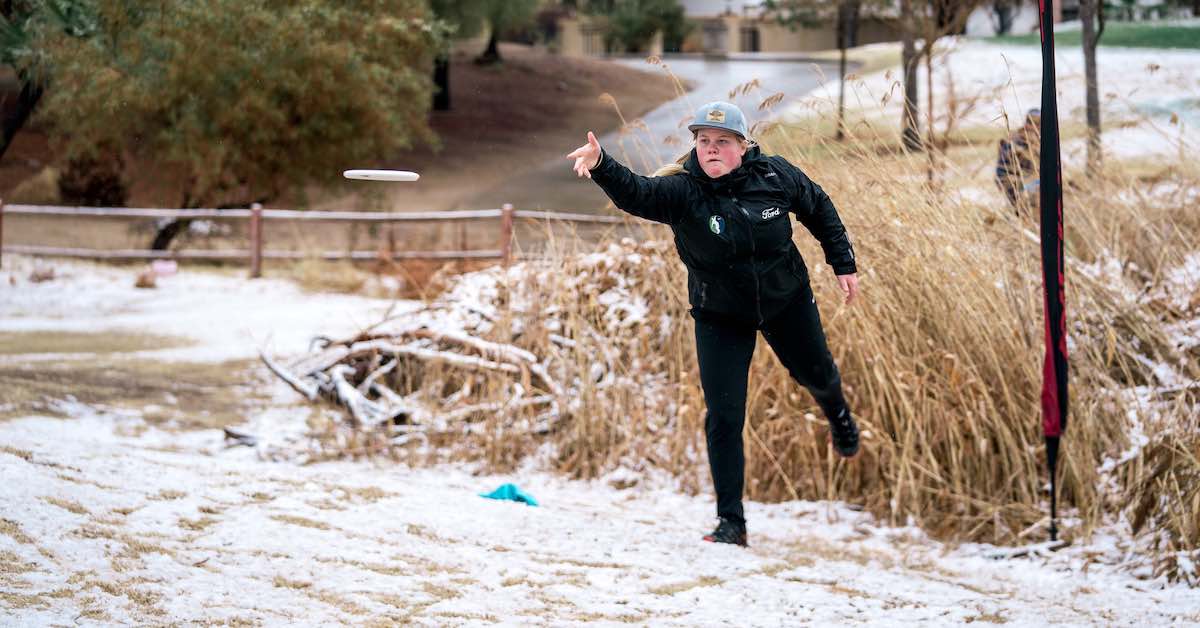 Eveliina Salonen putting in the snow at the Las Vegas Challenge disc golf tournament