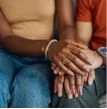 Casal sentado de mão dadas