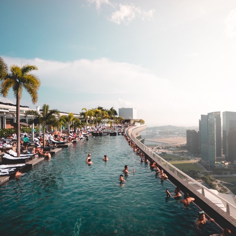 Picture of the infinity pool at the top of the Marina Bay Sands