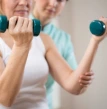 Mulher praticando exercícios com apoio profissional