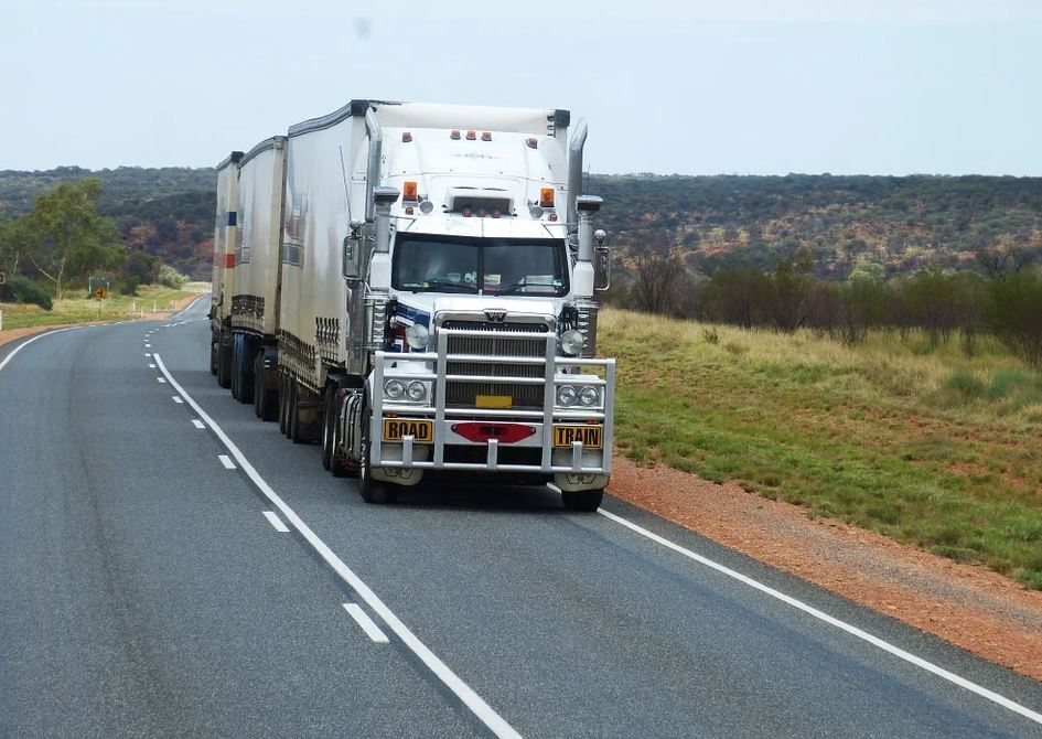 Trucking in Hot Weather: 10 Tips to Beat the Heat and Drive Safely this Summer