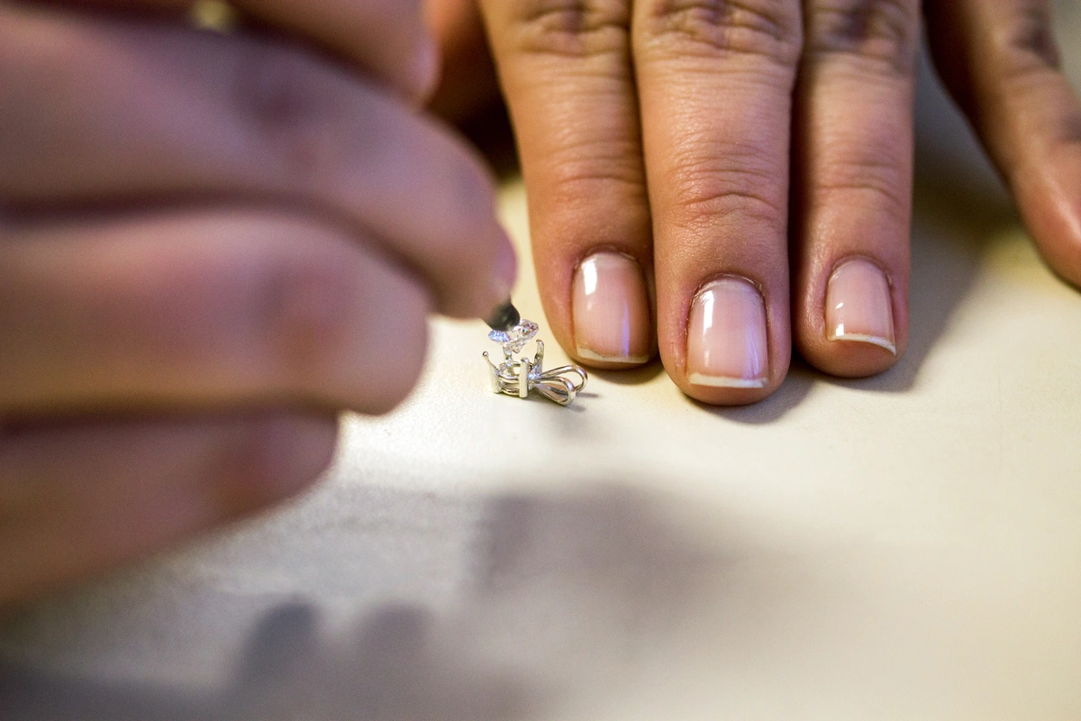 Placing a stone in prongs