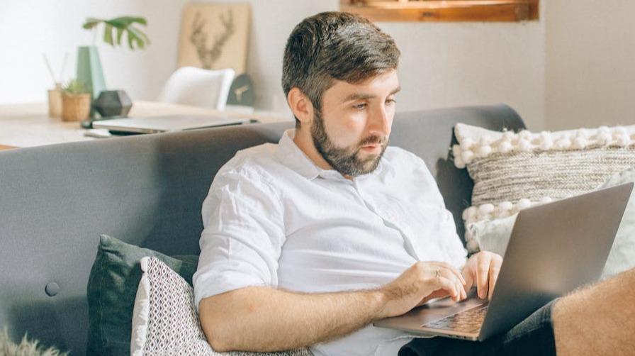 Person using a laptop to learn what bandwidth is.