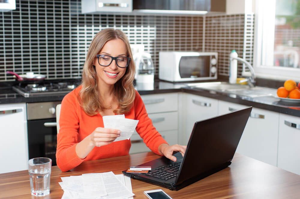 woman applying for an online title loan in MS 