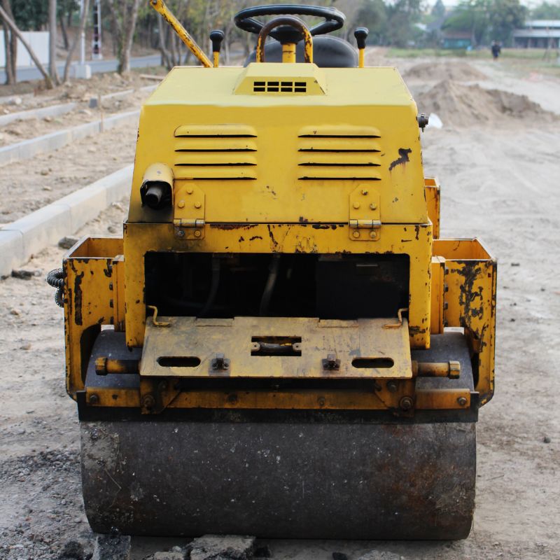 Small soil compactor with single smooth drum