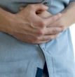 homem com dor, colonoscopia, exame preventivo