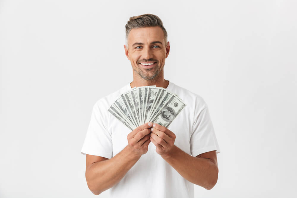 man with auto title loan cash