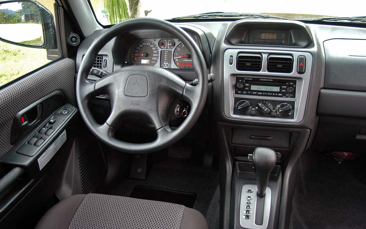 Pajero TR4 interior