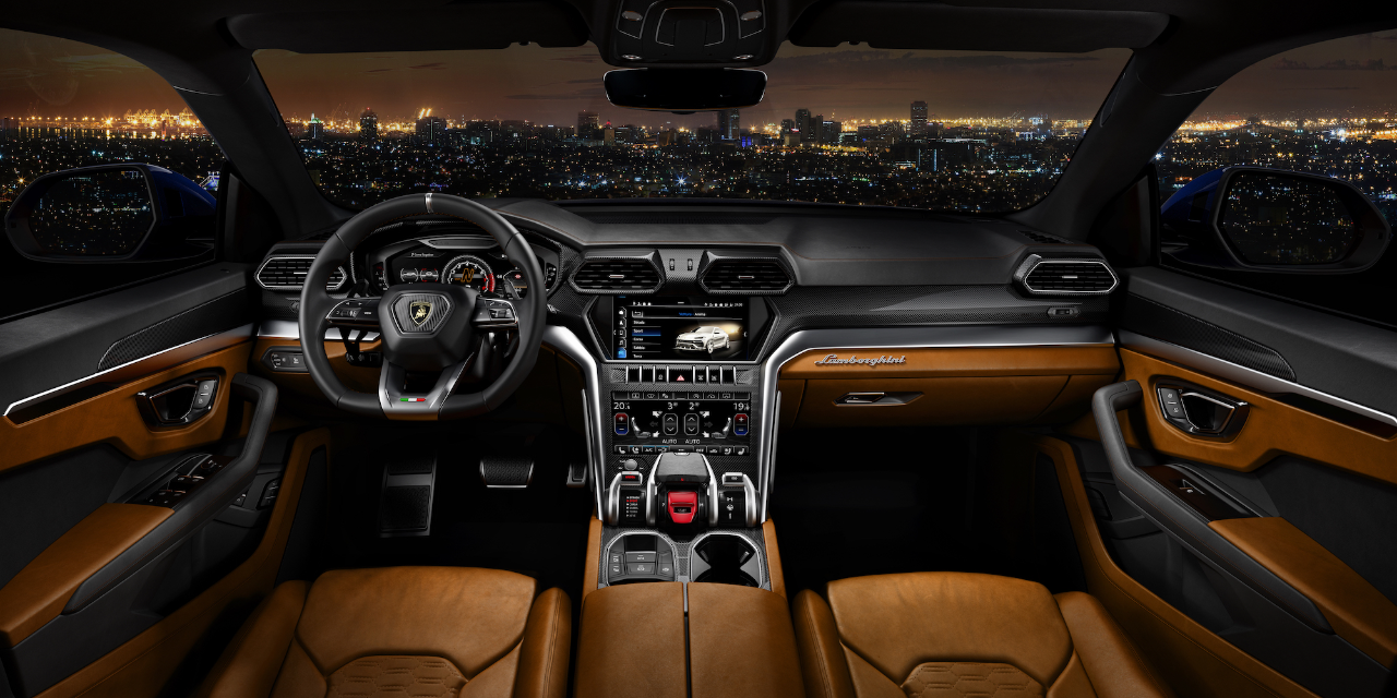 Lamborghini Urus: interior com acabamento marrom