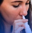 mulher usando descongestionante nasal