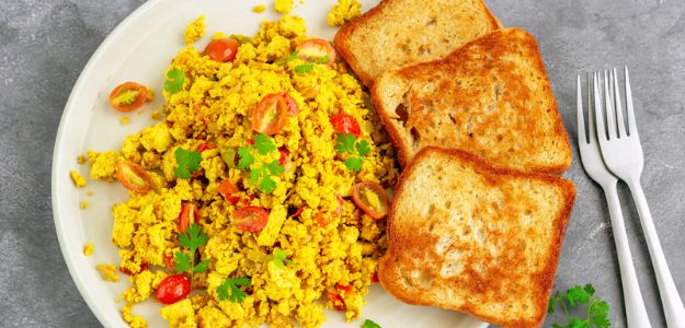 Tofu Revuelto con Tomate y Tostadas.jpg