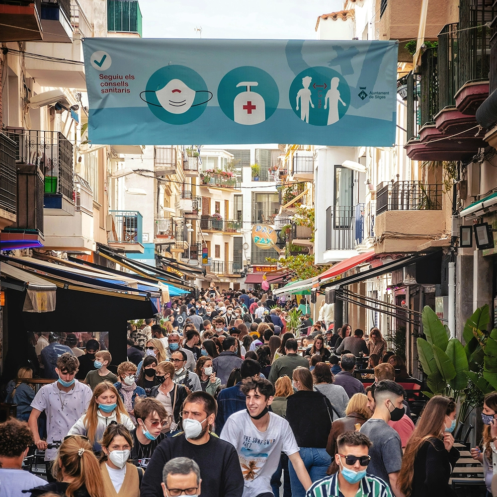 COVID banner in Sitges, España.webp