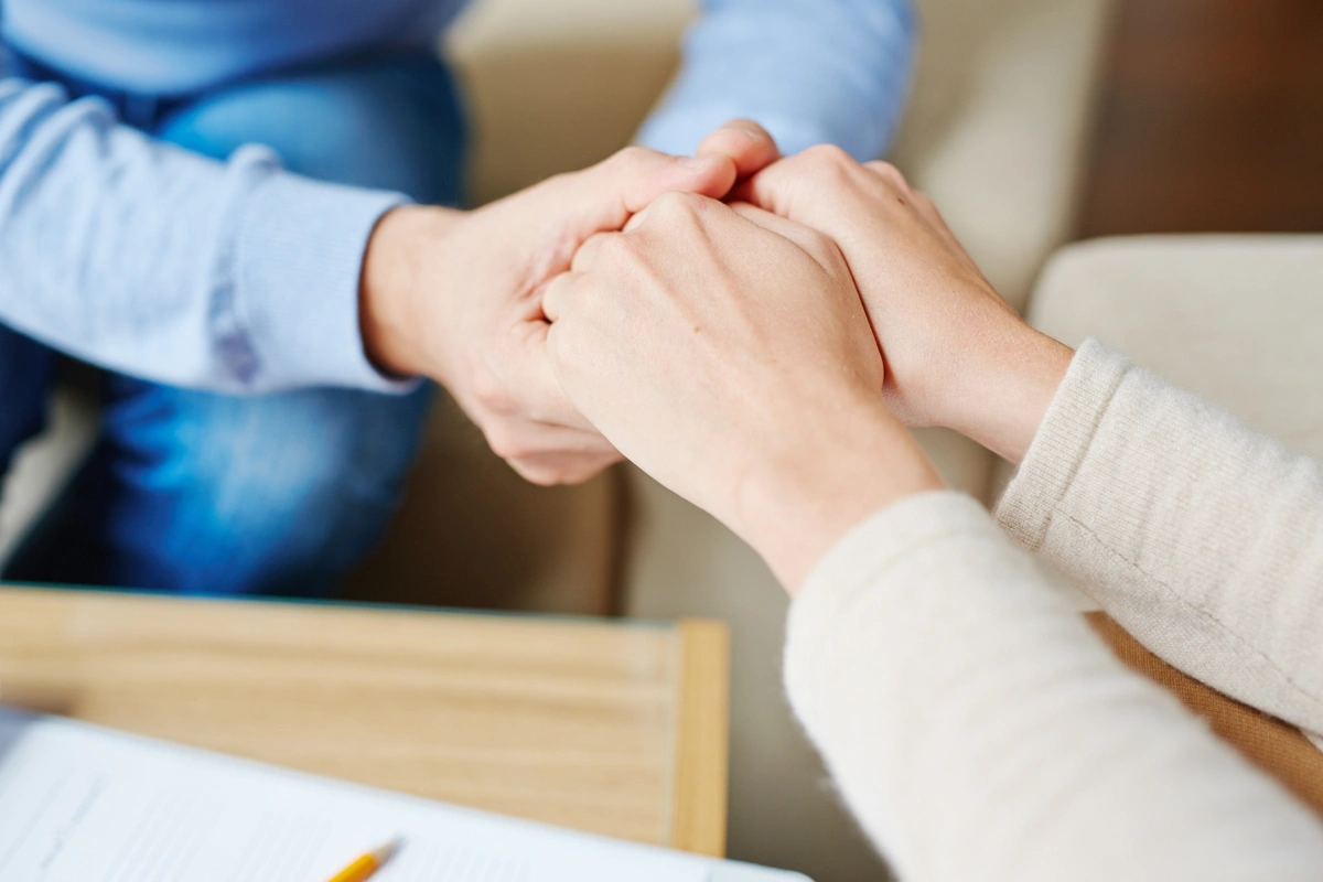 2 people holding hands hoping for medicare extra help