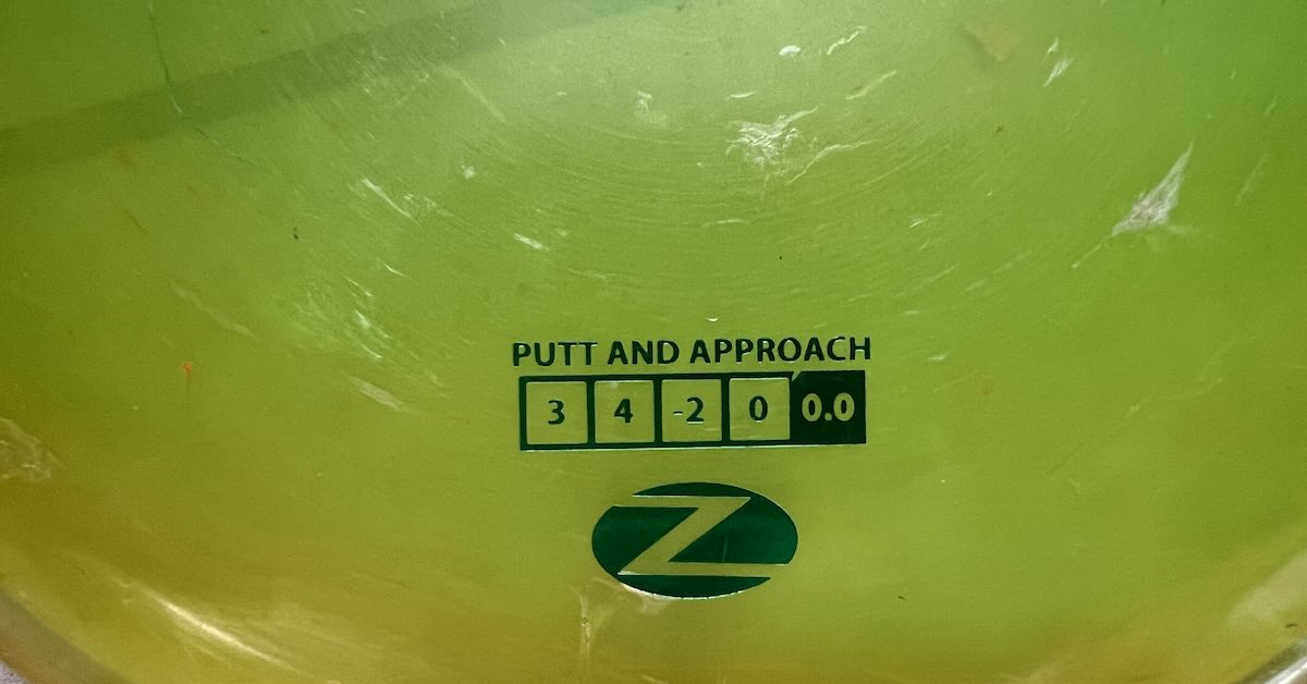 Close up of the five-number Discraft flight ratngs of a disc