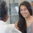 Menina sendo consultada por médica