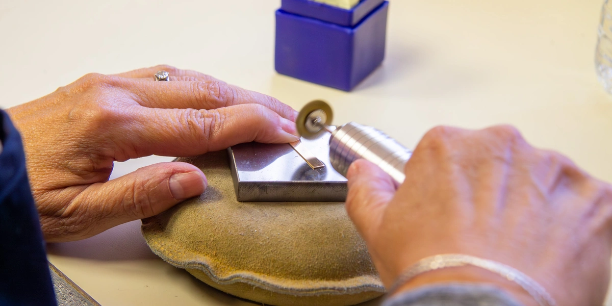 Polishing jewelry cuffs