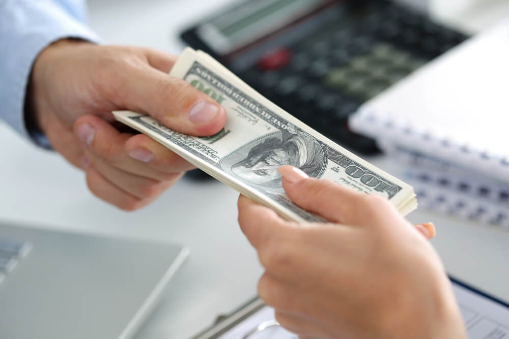 person receiving florida payday loan cash