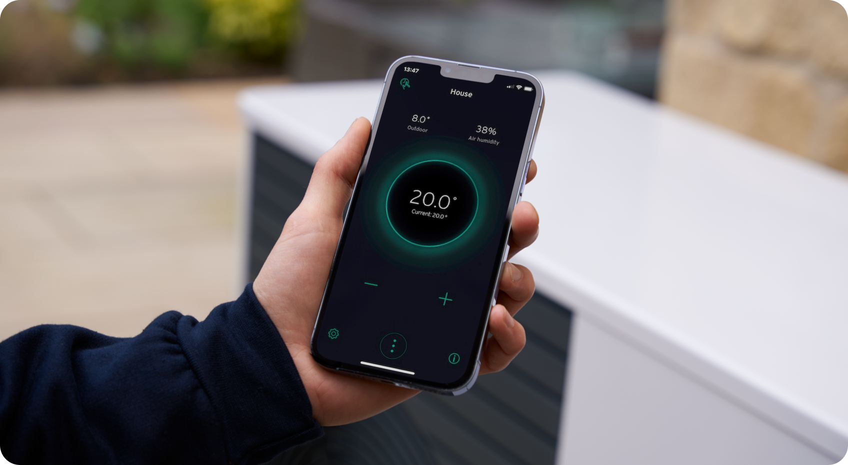 Monteur stelt de warmtepomp in via de app