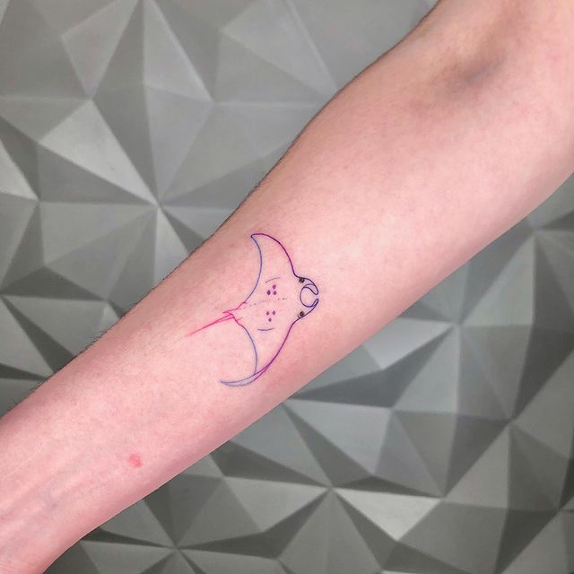 manta ray tattoo in colour minimalist