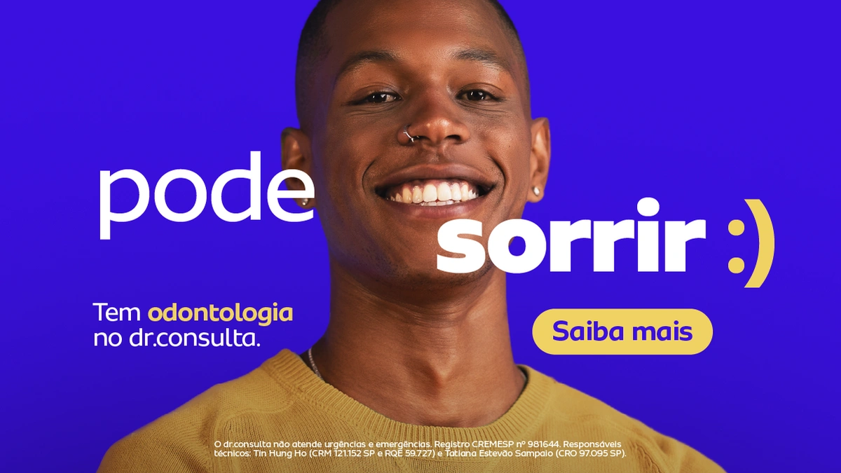 Homem sorrindo em destaque