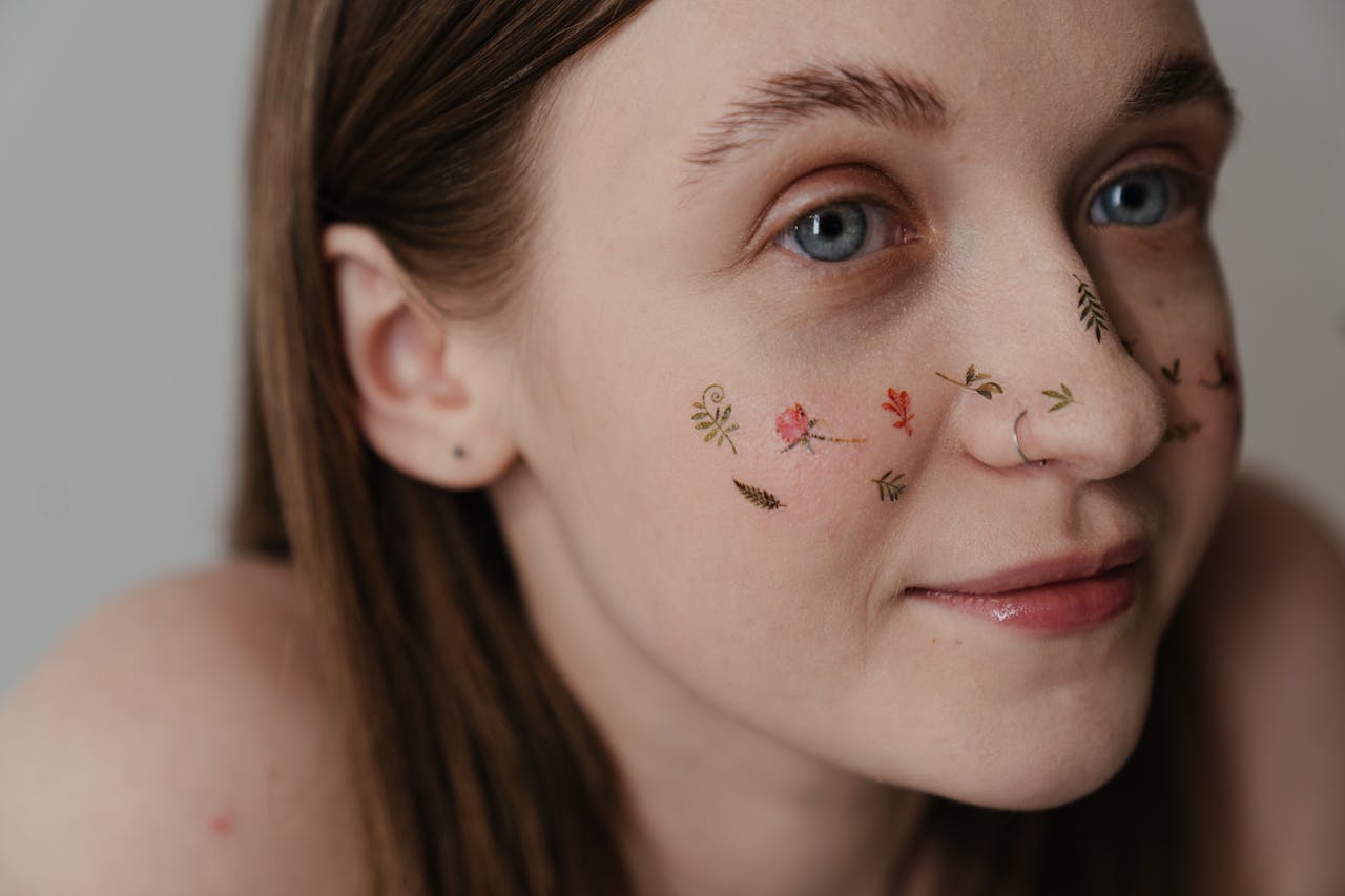 ragazza con tatuaggi temporanei sul viso