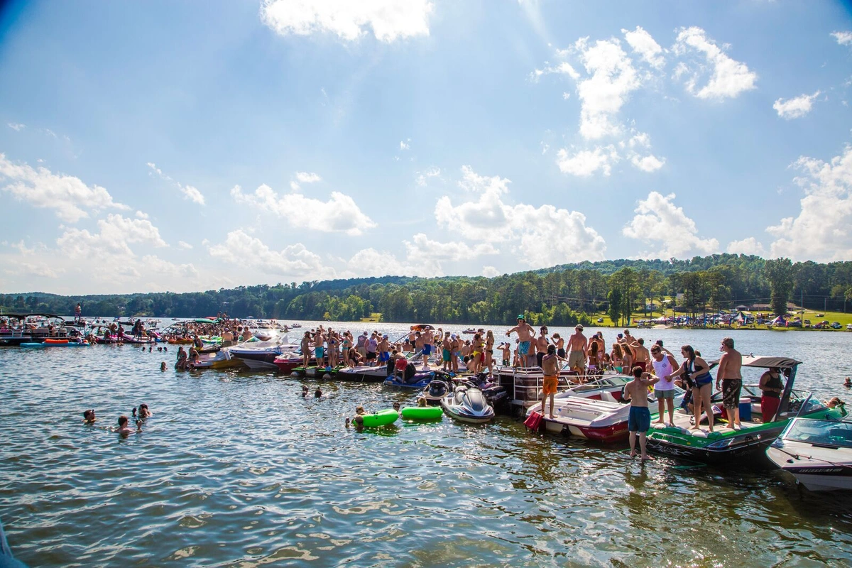 Experience Life on One of Alabama’s Pristine Lakes