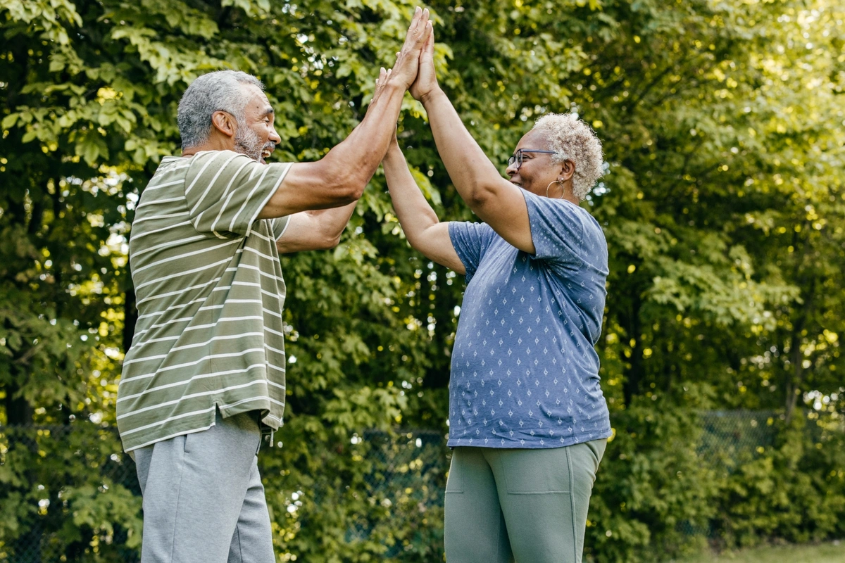 couple high fiving because they have Medicare Plan G