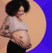 Mulher grávida com as mãos sobre a barriga